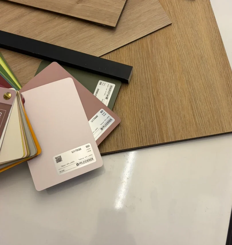 Dekorproben in Rosa und Beige auf heller Eiche